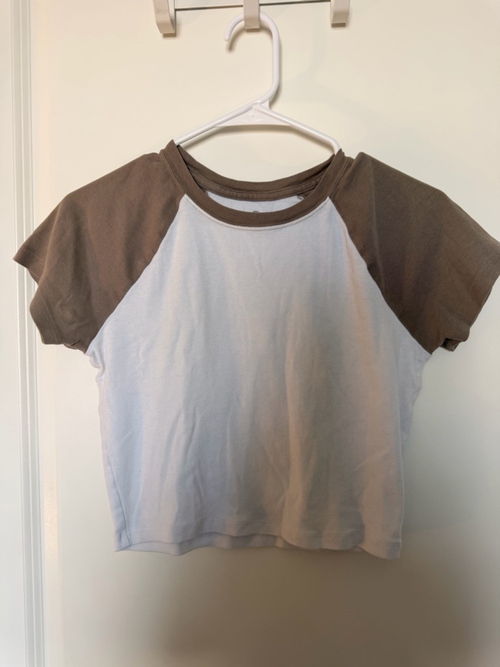 Hollister Cropped T-Shirt in White and Brown